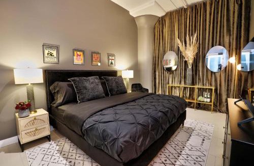 Historic Core Apartment | Downtown LA's Most Requested Property, Sleeps 4 with Free Parking!