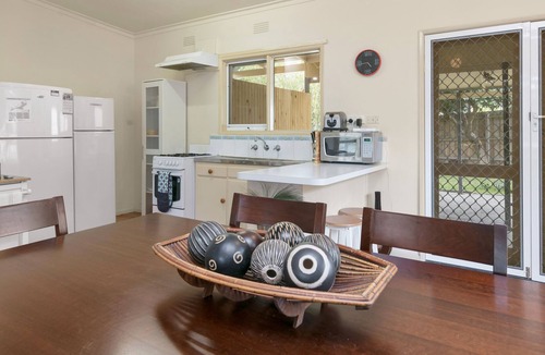 Dromana House | Dromana Beach Retreat - a 1min walk to the beach!