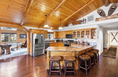Eagle Mountain Estates Cabin | Eagle Mountain Lodge: 5 Star Luxury Log Cabin! Central AC! Great Location! Pool Table! Propane BBQ! Back Deck!