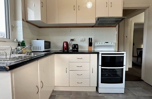South Hobart House | Econo Lodge near Hobart City and Salamanca Market