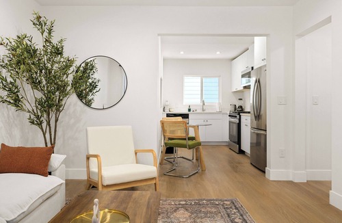 Westwood Apartment | Elegant 1BR/1BA in Westwood with W/D in Bldg +Parking