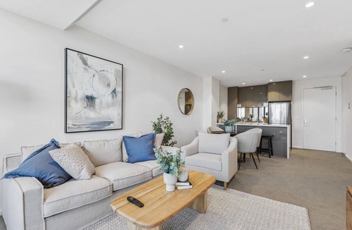 Southbank Apartment | Elegant 2-Bed Apartment with Balcony & City Views
