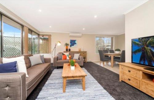 Chifley House | Elegant 4 Bedroom Home in Chifley - Hosted by Canstay