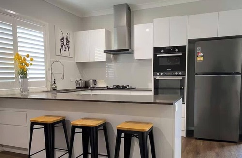 Gledswood Hills House | Elegant 7BR Family Retreat Sleeps 14