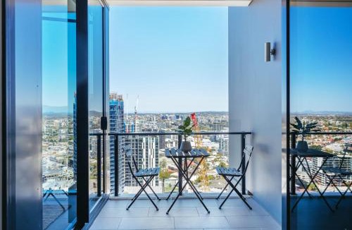 South Brisbane Apartment | Elegant and Cozy Top Floor 1BD Apartment at South Bank