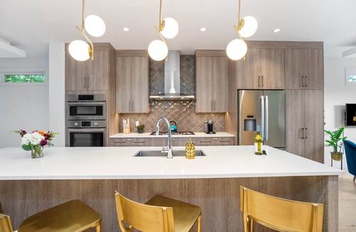Richmond House | Empire: Upscale 4 Bedroom in Trendy Marda Loop - Garage, A/C