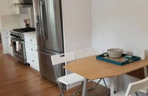 North Hollywood House | Enjoy LA indoor/outdoor living with this modern sun soaked 3BR/2BTH home