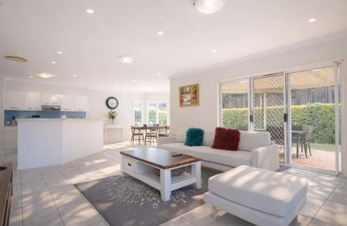 Carindale House | Entertainment Haven Pool Games Huge Living Space