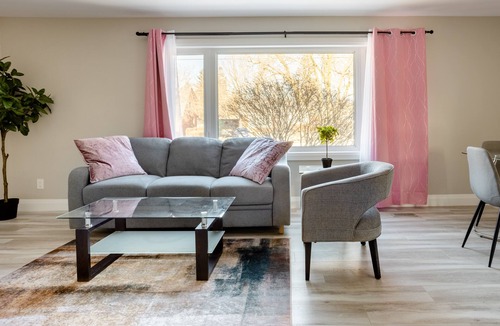 Fairfield Apartment | ENTIRE 2 BEDROOM APARTMENT DOWNTOWN