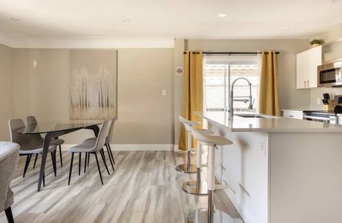 Kitchener Apartment | ENTIRE 2 BEDROOM APARTMENT DOWNTOWN