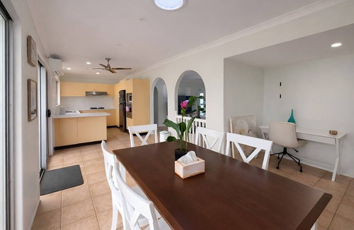 Springwood House | Entire 4-Bedroom Home — Convenient Access to Brisbane and the Gold Coast