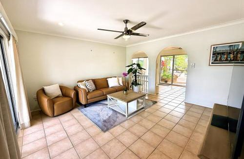 Springwood House | Entire 4 bedroom House easy to BNE & Gold Coast