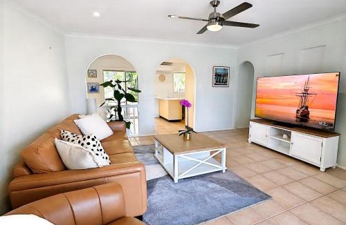 Springwood House | Entire 4 bedroom House easy to BNE & Gold Coast