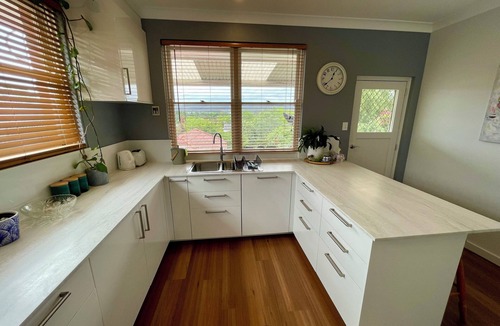 Queanbeyan House | Entire home, 5 ppl, 3 bd, air con, central
