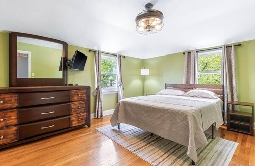 Northeast Yonkers House | Entire home with pool, gym, home theater, and much more…Only 10 min from NYC.