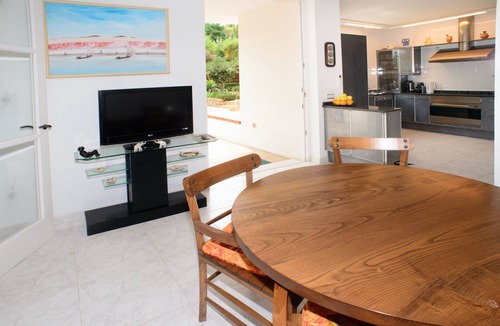 Cala de Bou Villa | Villa just steps away to San Antonio bay and the beach
