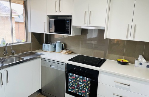 North Wollongong Apartment | Escape and relax at a lovely 2 bedroom unit, just 200m to beautiful North Beach!