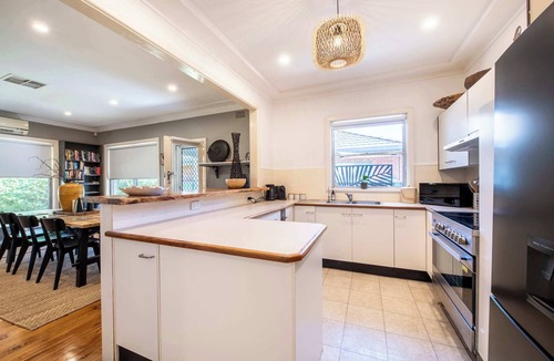 Dubbo House | Escape on Palmer - Warm Family Retreat, Firepit