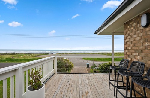 Middleton House | Esplanade Escape, Beachfront, Whale Watching, Surf