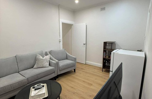 Oakleigh Apartment | Everything at your doorstep. Close to Monash University and Monash Hospital.