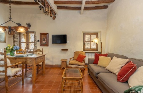 Besalu House | Exclusive historic home in Besalú | A/C | Wi-Fi