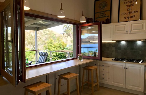 Bonnie Doon House | Exclusive Lake Frontage at Pete's Hideaway Bonnie Doon Beach House @ Lake Eildon