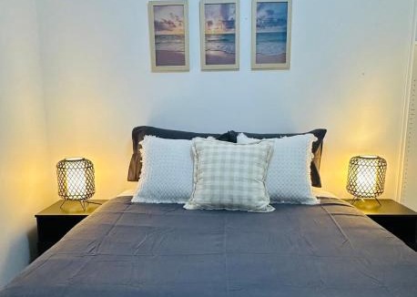 Reid Apartment | Executive 4BR 3Bath Entire Apartment in Heart of the City & Parking