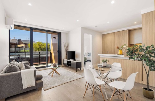 Port Melbourne Apartment | Executive apt. +views +parking in beachside resort