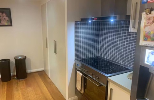Indooroopilly House | Executive spacious big house near shops/buses/train