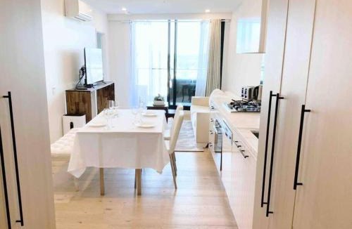 Clayton Apartment | Executive Twin King Ensuites plus Double Sofa bed Apartment - M-city shopping center - Clayton, 3168 - Monash Uni & Hospitals - Dandenong ranges view - Fully equipped - Free Parking, Super Fast Wifi, Smart TV with Netflix, Complementary drinks & Amenities