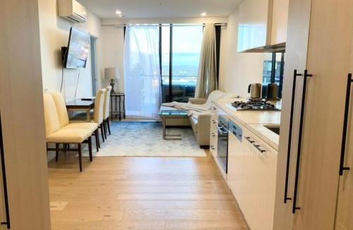 Clayton Apartment | Executive Twin King Ensuites plus Double Sofa bed Apartment - M-city shopping center - Clayton, 3168 - Monash Uni & Hospitals - Dandenong ranges view - Fully equipped - Free Parking, Super Fast Wifi, Smart TV with Netflix, Complementary drinks & Amenities
