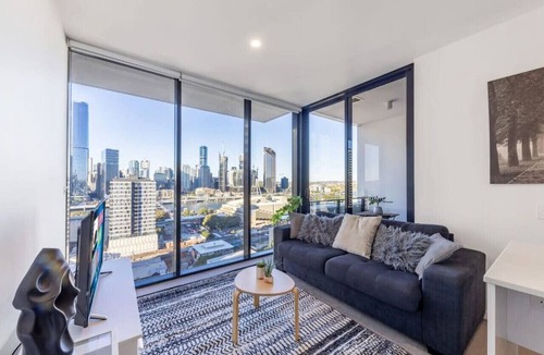 South Brisbane Apartment | Explore BNE from our Cute 1-Bed Apartment
