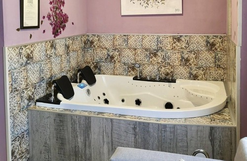 Santillana del Mar Apartment | Extra Large Suite with jacuzzi
