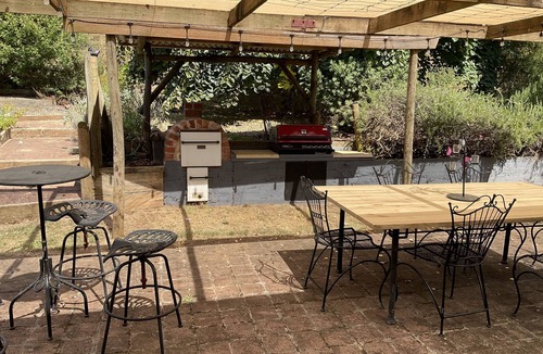 Barwidgee Cottage | Family farm retreat, big outdoor alfresco areas, with emus