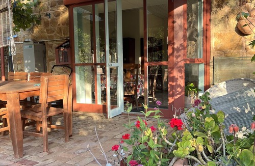 Castlemaine Apartment | Family friendly apartment walking distance to Castlemaine’s restaurants.