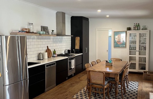 Somers House | Family friendly beach house 5 mins walk from beach & yacht club.