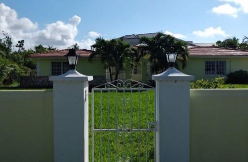 Lucaya House | Family friendly Secluded Beach House