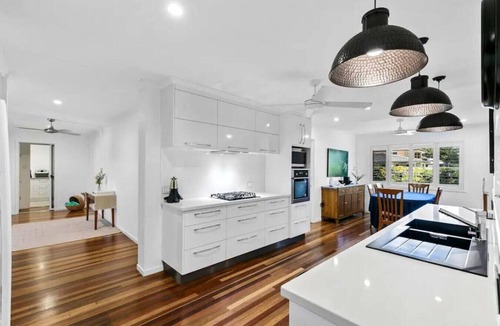 Point Vernon House | Family Friendly Walk to Beach Tropical Retreat + BBQ Deck