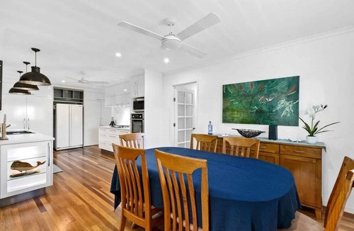 Point Vernon House | Family Friendly Walk to Beach Tropical Retreat + BBQ Deck
