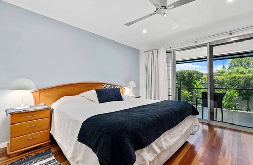 Point Vernon House | Family Friendly Walk to Beach Tropical Retreat + BBQ Deck