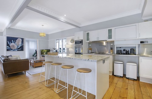 Norman Park House | Family Gem - 4Bed/2Bath/3Car - Beautiful Renovated 1920's Queenslander