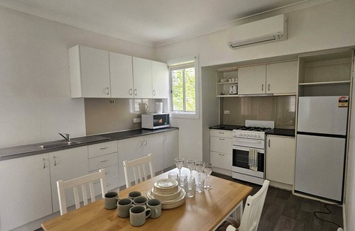 Ballarat House | Family & Pet friendly, fenced yard, walk to town centre