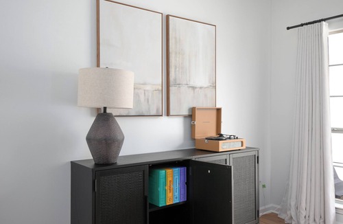 Alabaster House | Family & Pet Friendly Modern Townhouse