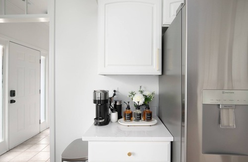 Alabaster House | Family & Pet Friendly Modern Townhouse