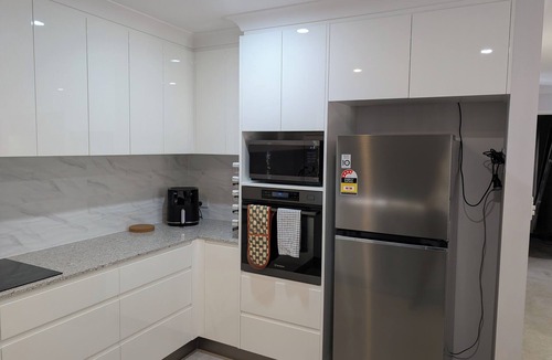 Arundel House | Family-Sized 4-Bedroom Retreat in Arundel – Near Theme Parks, Beaches & More!