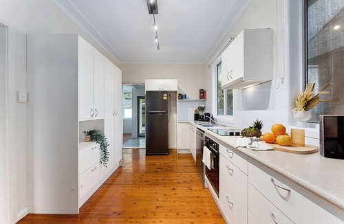 North Ryde House | Family-Sized Comfort - 4BR Near Macquarie & Metro