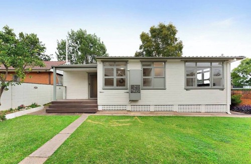 North Ryde House | Family-Sized Comfort - 4BR Near Macquarie & Metro