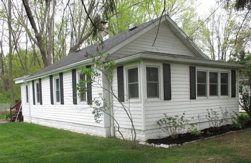 Lake Erie Beach House | Family Vacation Cottage Home Rental Close to Beach Parks Restaurants Bar