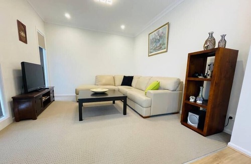 Clyde North House | Fantastic 4 bedroom family entertainer@Clyde North