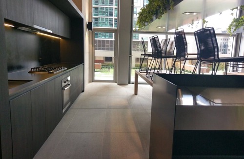 Melbourne Central Business District Apartment | ❤️FIFTE09/InnerCBD/SkyHigh View/1Min To Station/FREE(Pool/GYM/Tram)